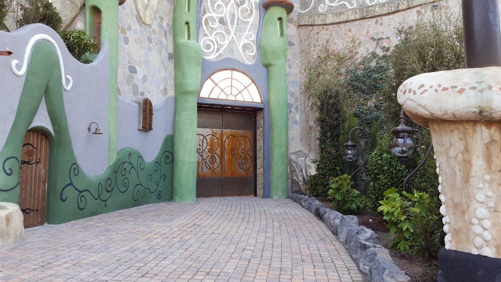 Phantasievolle Fassade mit verzierten Doppeltüren